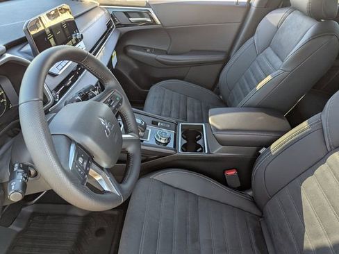 New 2025 Mitsubishi Outlander SE image 11