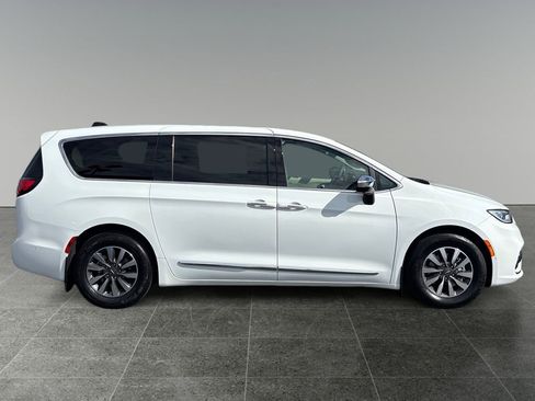 Used 2023 Chrysler Pacifica Limited w/ Uconnect Theater Family Group FWD image 9