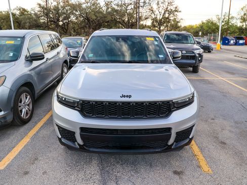 Used 2022 Jeep Grand Cherokee L Laredo image 5