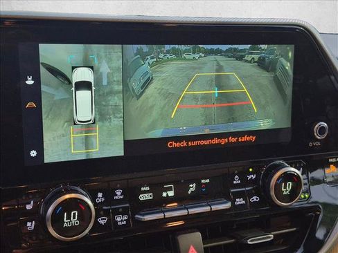 Used 2023 Toyota Highlander Platinum FWD image 17