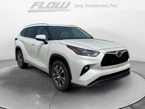 Used 2024 Toyota Highlander XLE FWD image 1