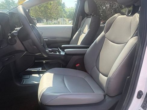 Used 2025 Toyota Sienna XLE w/ XLE Plus Package FWD image 13