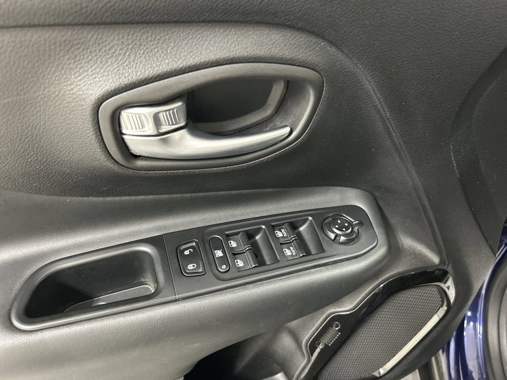 Used 2017 Jeep Renegade Altitude AWD/4WD image 11