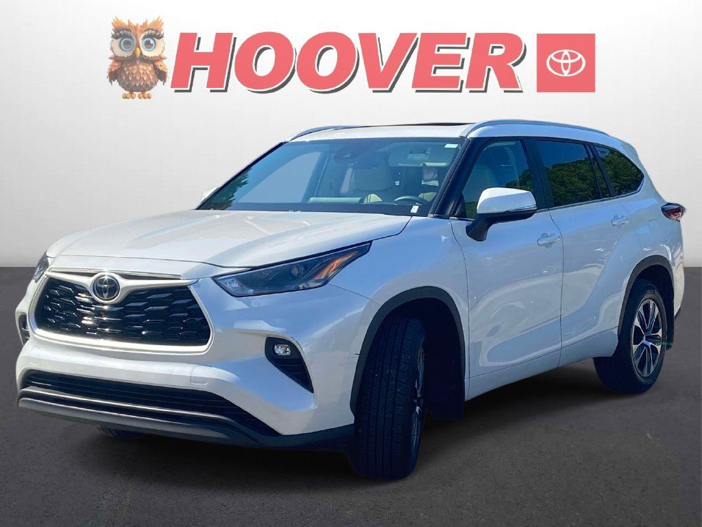 Used 2024 Toyota Highlander XLE FWD image 5