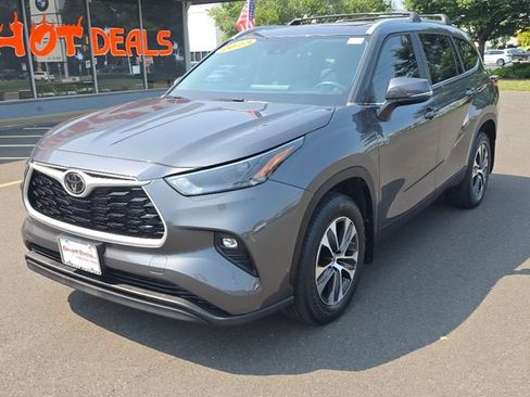Used 2023 Toyota Highlander XLE AWD/4WD image 2