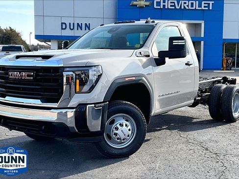 New 2026 GMC Sierra 3500 Pro image 1