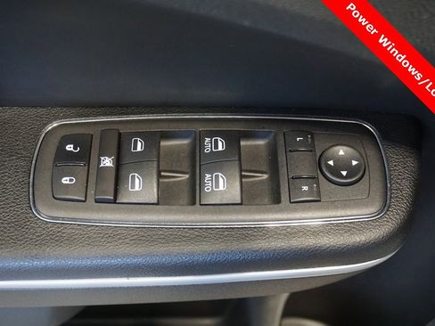 Used 2023 Chrysler 300 Touring L image 6