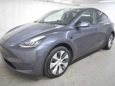 Used 2022 Tesla Model Y Long Range image 3