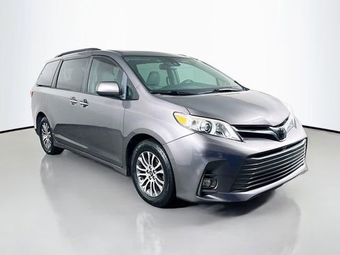 Used 2019 Toyota Sienna XLE image 2