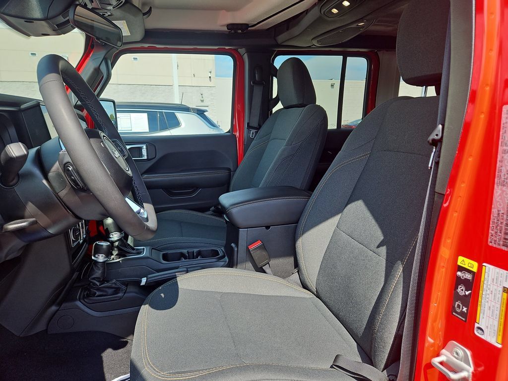 Used 2025 Jeep Wrangler Unlimited Sahara w/ Safety Group AWD/4WD image 16