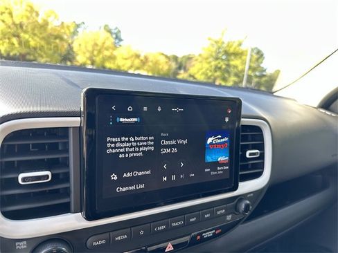 Used 2024 Hyundai Venue Limited image 16