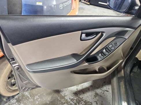 Used 2015 Hyundai Elantra Limited image 9