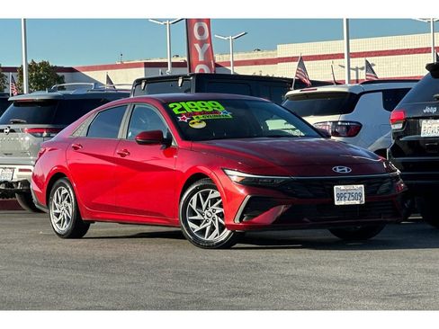 Used 2024 Hyundai Elantra SEL image 2