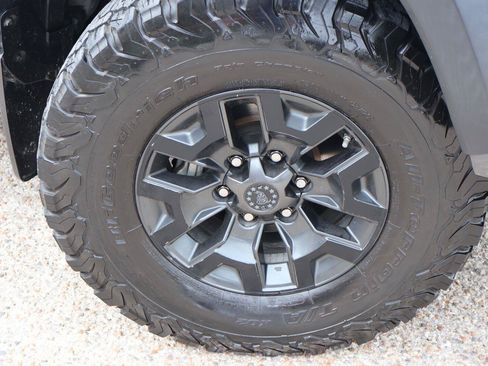 Used 2019 Toyota Tacoma TRD Off-Road w/ Technology Package AWD/4WD image 9