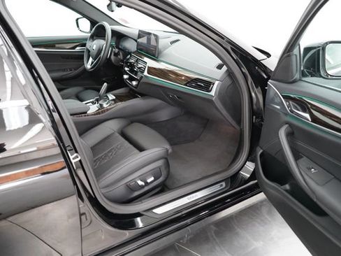 Used 2023 BMW 530e xDrive w/ Convenience Package image 43