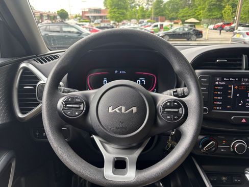 Used 2025 Kia Soul LX w/ LX Technology Package FWD image 27