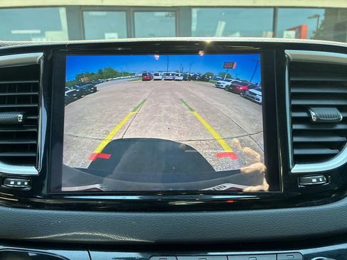 Used 2025 Chrysler Pacifica Select FWD image 32