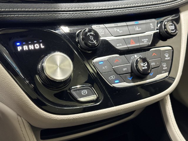 Used 2023 Chrysler Pacifica Limited FWD image 22