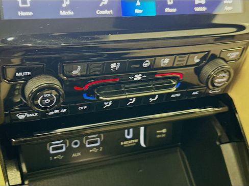 Used 2023 Jeep Grand Cherokee 4WD 4xe w/ Luxury Tech Group II image 24