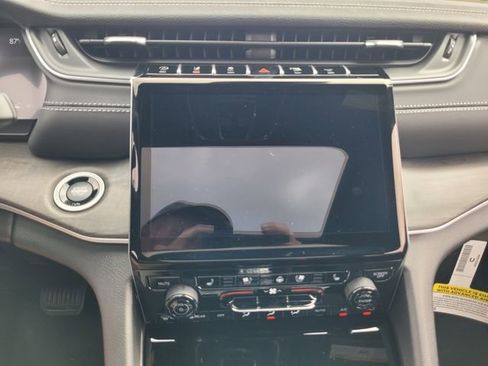 New 2025 Jeep Grand Cherokee Limited w/ Luxury Tech Group II RWD image 23