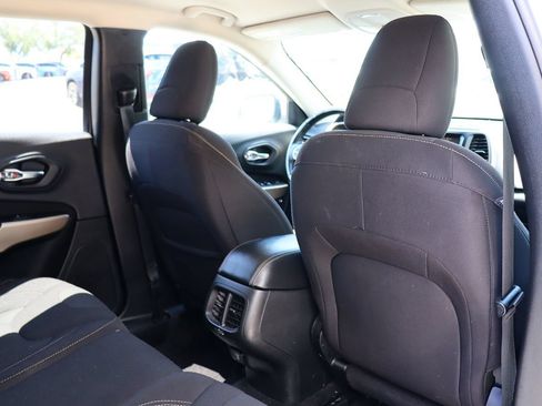 Used 2017 Jeep Cherokee Latitude FWD image 28