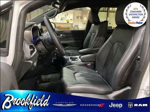 New 2026 Chrysler Pacifica Select image 16