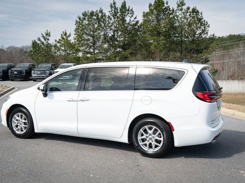 Used 2023 Chrysler Pacifica Touring-L image 7