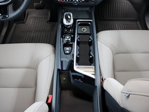 New 2026 Volvo XC60 B5 Core w/ Protection Package Premier image 17