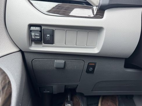 Used 2020 Toyota Sienna XLE w/ Carpet Mat Package image 28