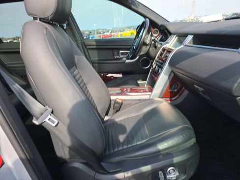 Used 2017 Land Rover Discovery Sport HSE Luxury image 9