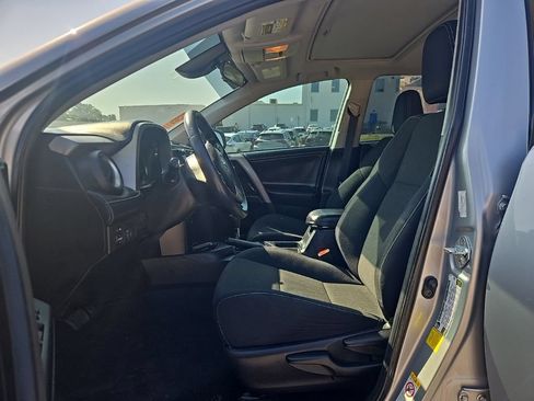 Used 2018 Toyota RAV4 XLE FWD image 6