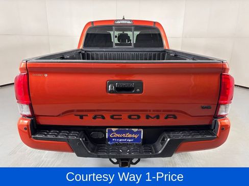 Used 2016 Toyota Tacoma TRD Sport AWD/4WD image 9