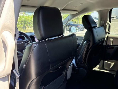 Used 2023 Chrysler Pacifica Touring-L FWD image 13