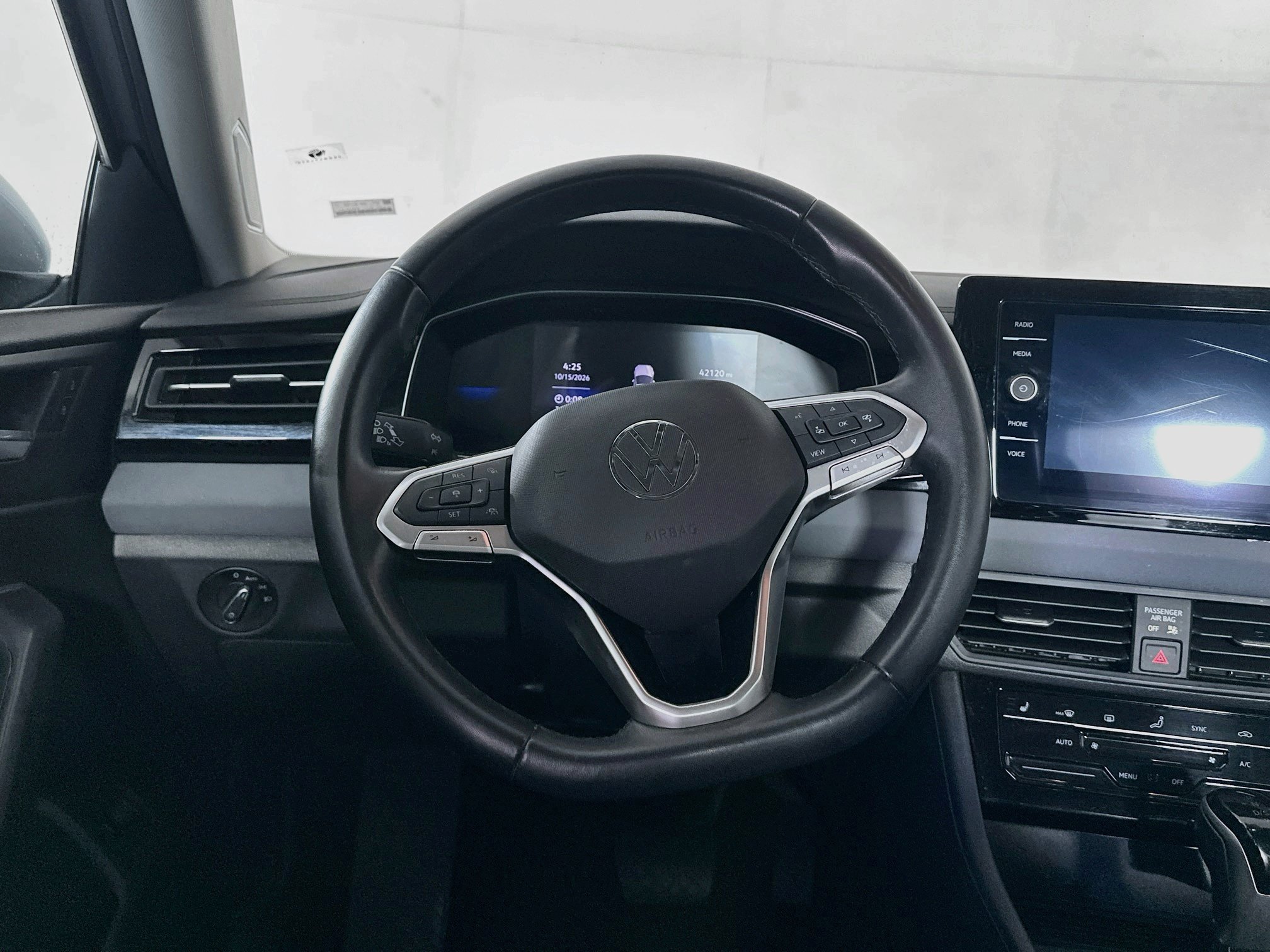 Used 2025 Volkswagen Jetta SE FWD image 18