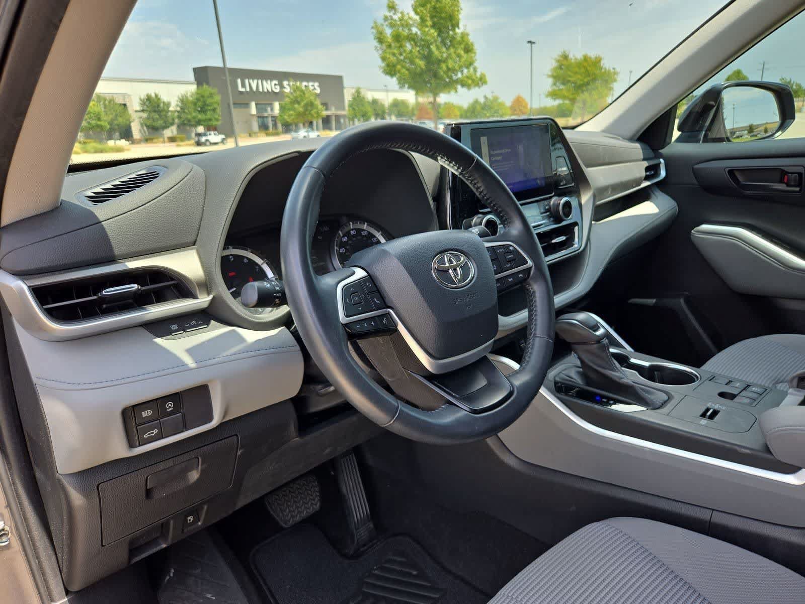 Used 2023 Toyota Highlander LE FWD image 2