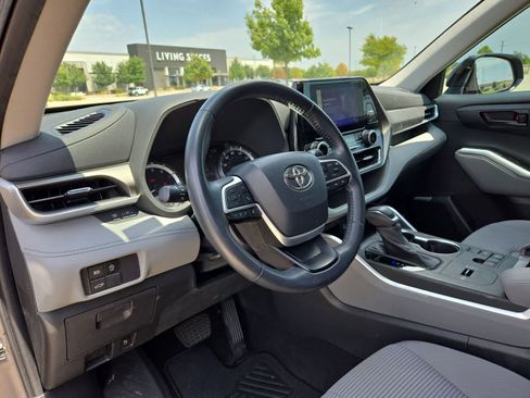 Used 2023 Toyota Highlander LE FWD image 2