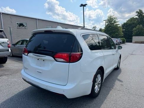 Used 2017 Chrysler Pacifica Touring-L FWD image 5
