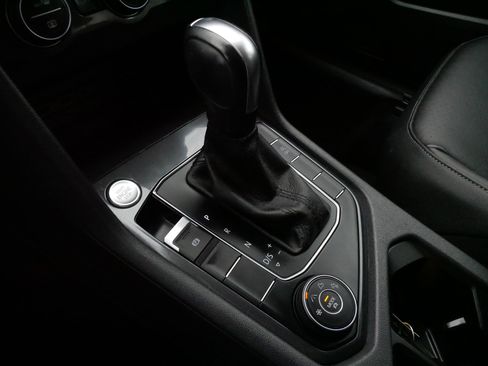 Certified 2020 Volkswagen Tiguan SE w/ Panoramic Sunroof Package image 23