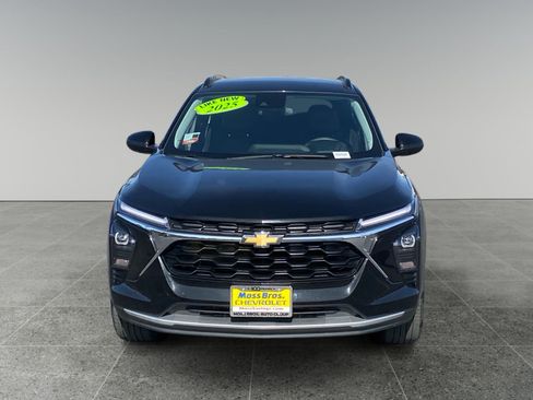 Used 2025 Chevrolet Trax LT FWD image 8