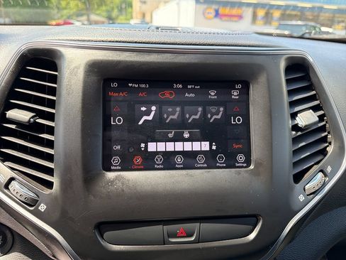 Used 2019 Jeep Cherokee Latitude Plus w/ Comfort/Convenience Group AWD/4WD image 34