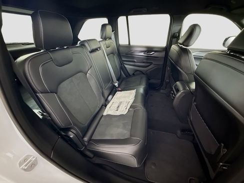 New 2025 Jeep Grand Cherokee Altitude AWD/4WD image 24