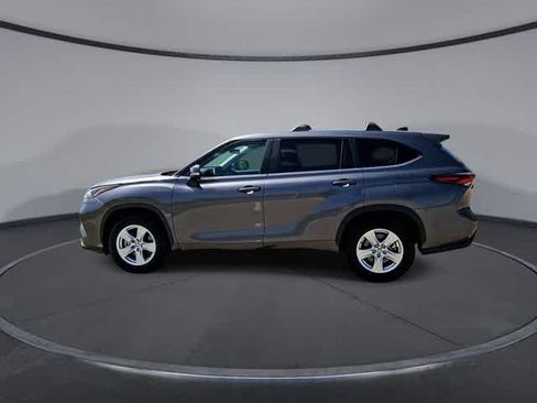 Used 2024 Toyota Highlander LE FWD image 5