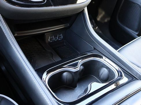 Used 2025 Chrysler Pacifica Limited image 40