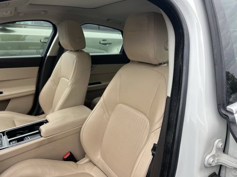 Used 2017 Jaguar XF Prestige RWD image 16