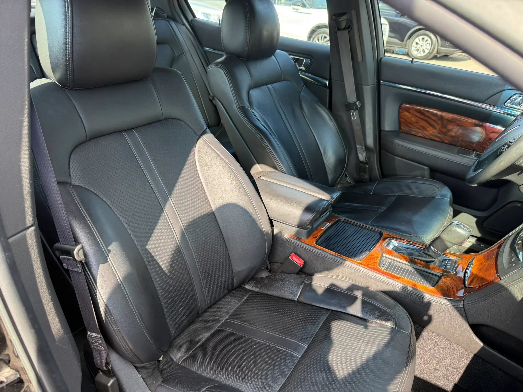 Used 2013 Lincoln MKS AWD image 37
