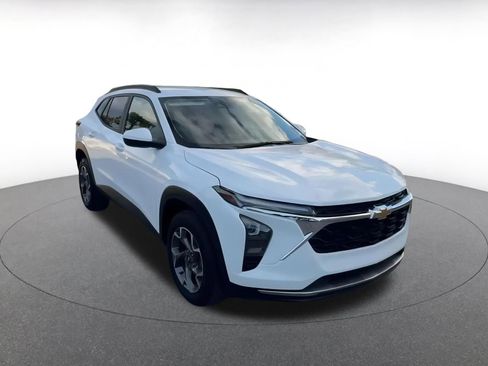 Used 2025 Chevrolet Trax LT image 3