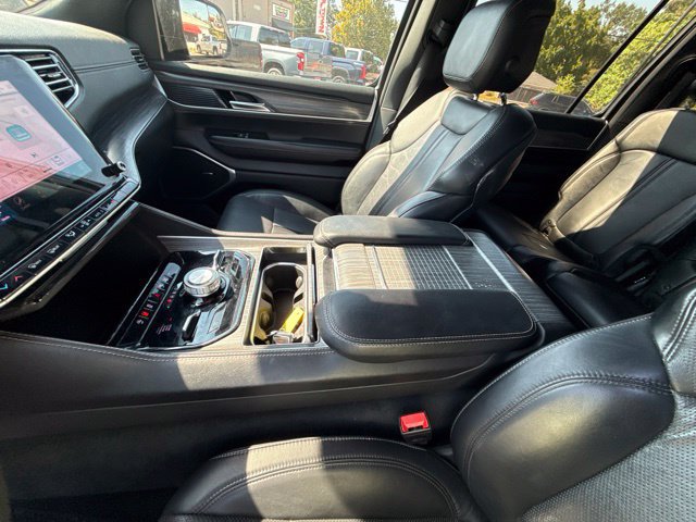 Used 2024 Jeep Wagoneer L Series III w/ Flexible Seating Group AWD/4WD image 12