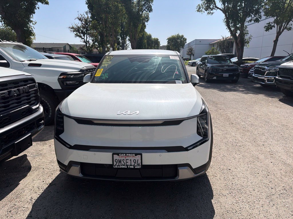 Used 2024 Kia EV9 Light Long Range RWD image 1