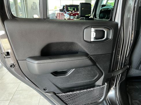 Used 2022 Jeep Wrangler Unlimited Sahara w/ LED Lighting Group AWD/4WD image 19