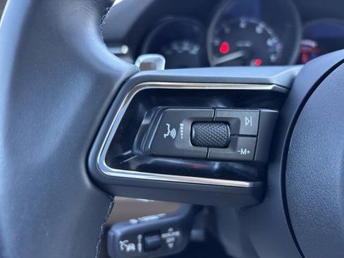 Used 2024 Porsche Macan image 28